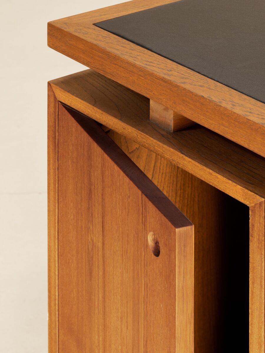 Pierre_Jeanneret-administrator's-desk-phantom-hands-soft-close-cabinet-detail