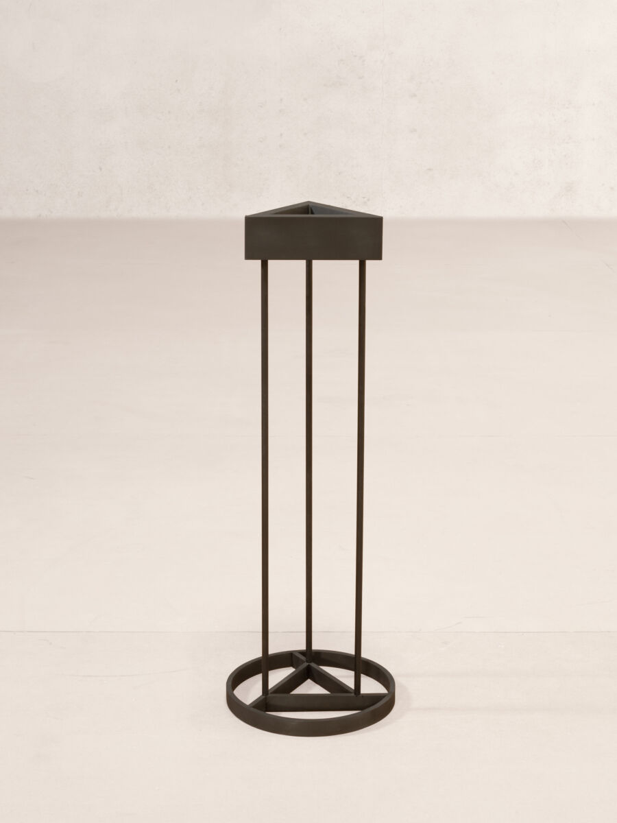 01 Ashtray Stand Black Back