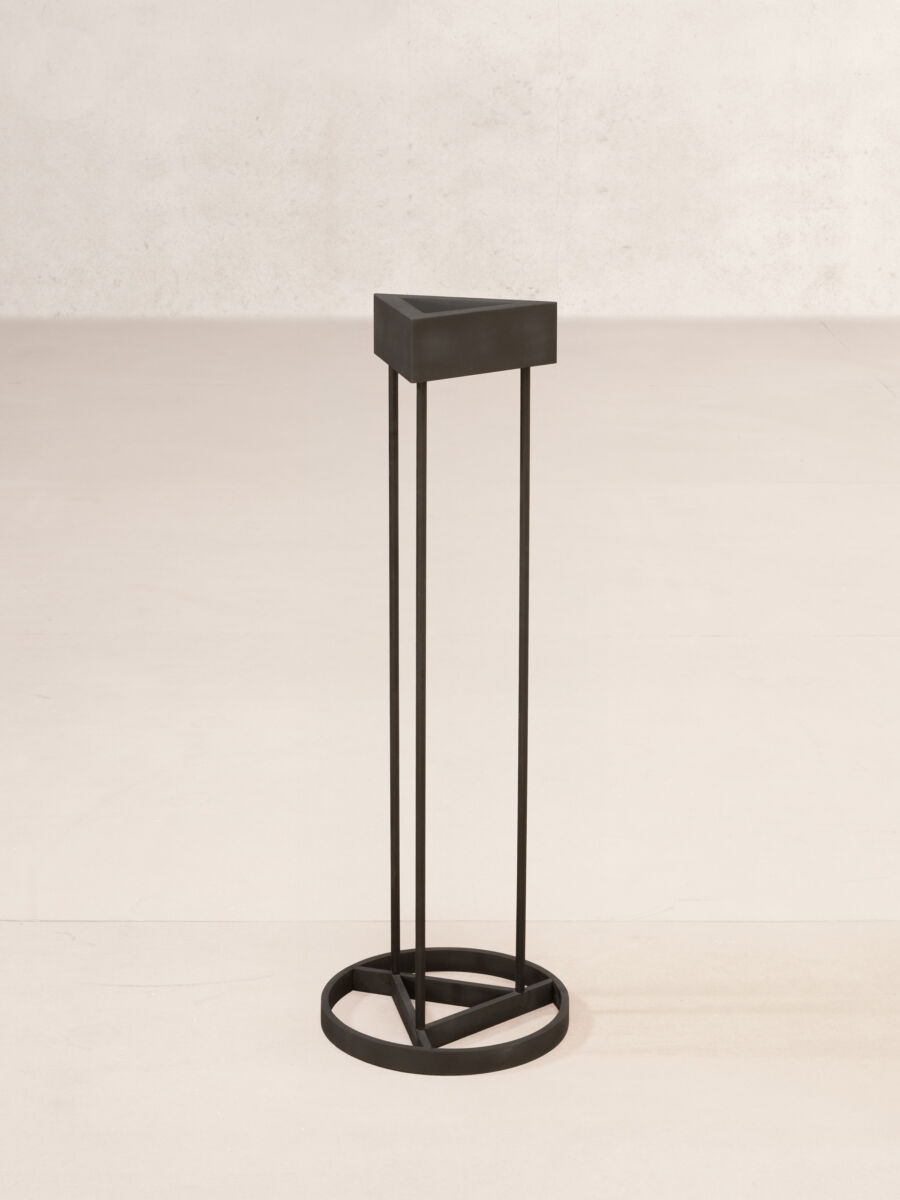 02 Ashtray Stand Black Isometric