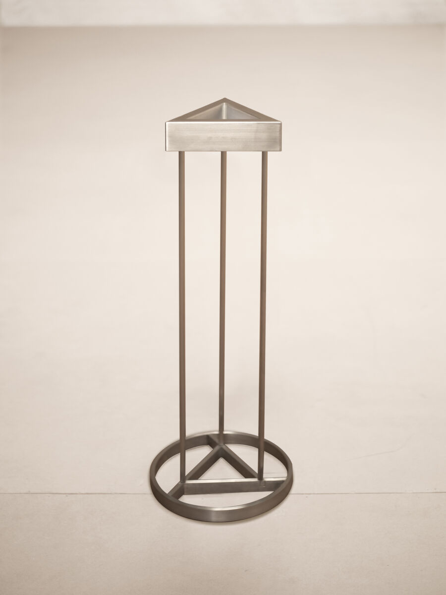 02 Ashtray Stand Front