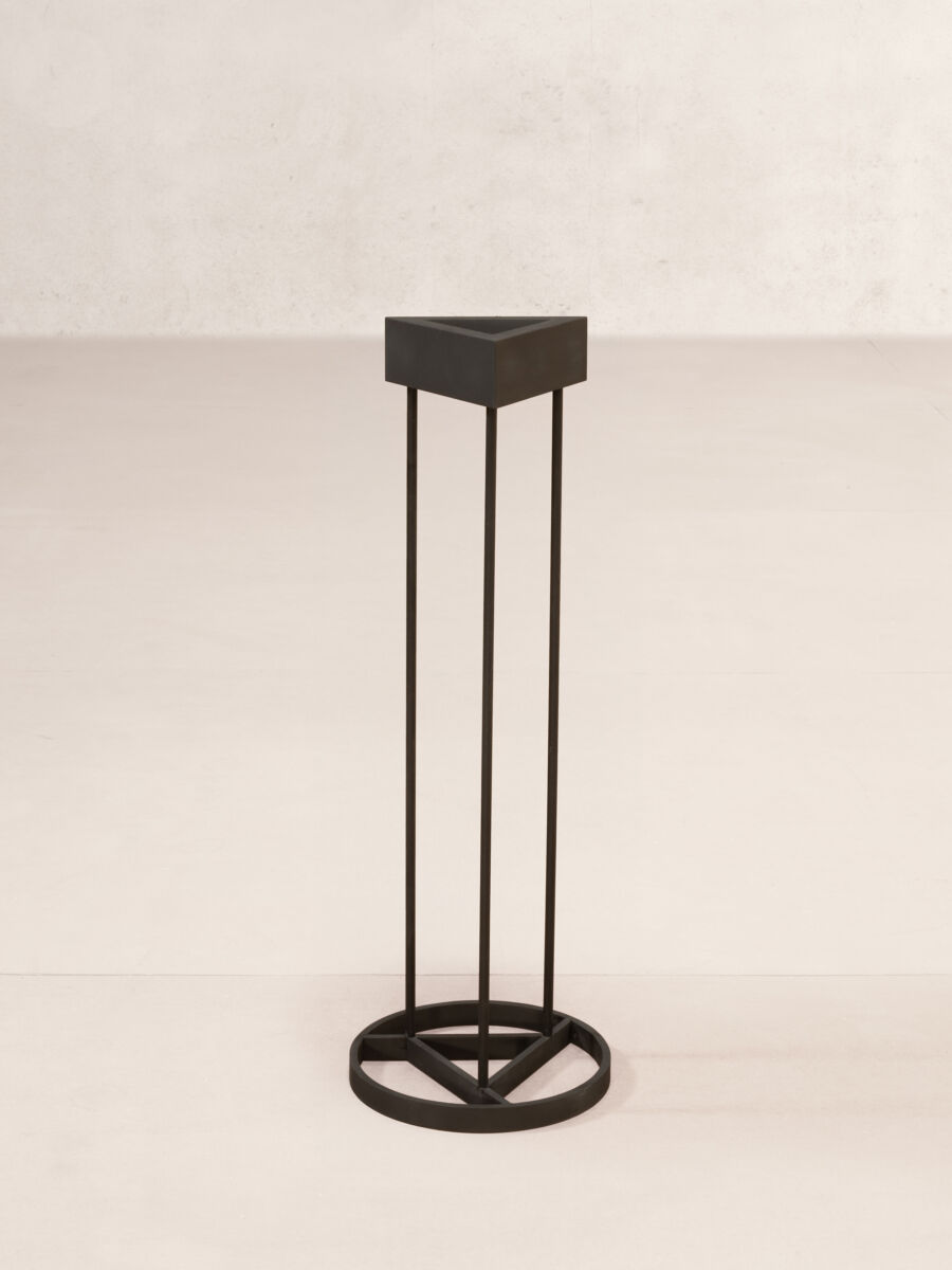 03 Ashtray Stand AR Black Front