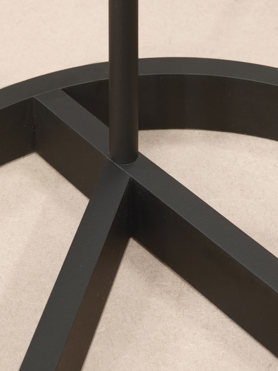 05 Ashtray Stand Black Detail Base