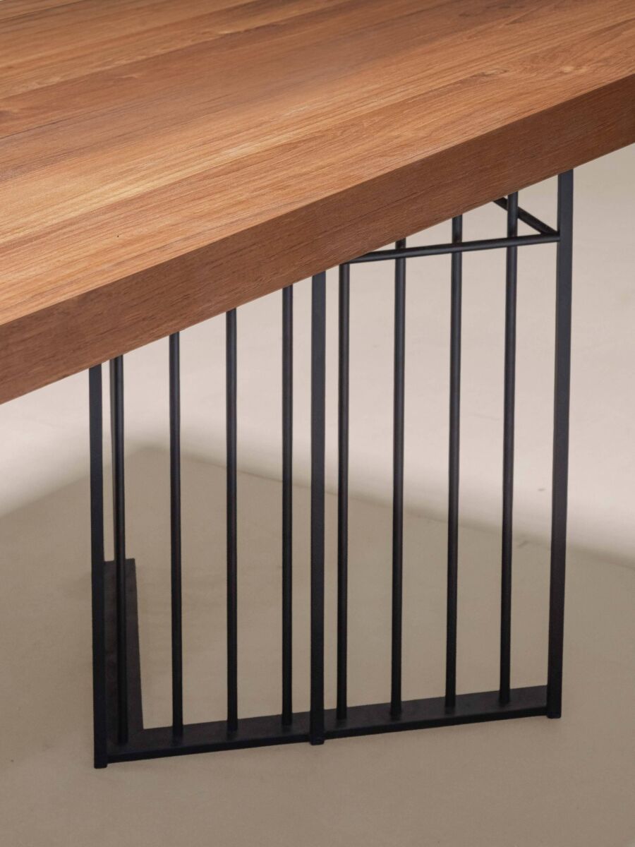 04 Lunuganga Compact Leg Detail