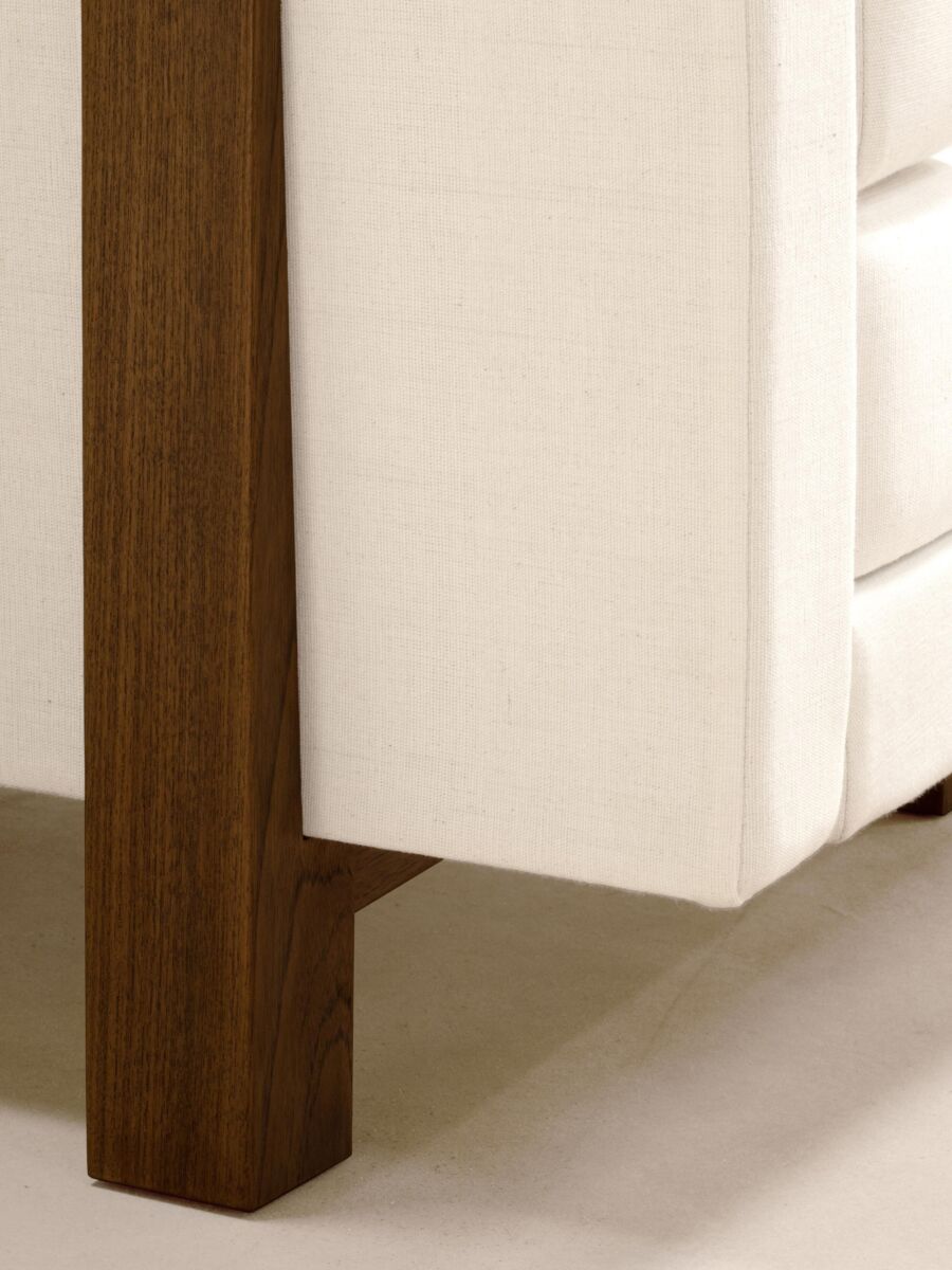 06 GB White Sofa Detail Foot
