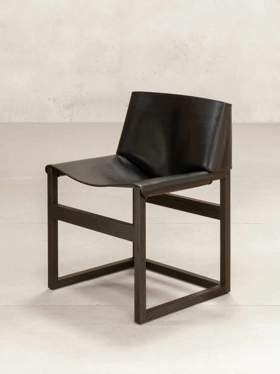 04 Saddle Black Front Iso