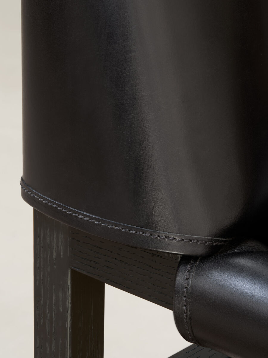 07 Saddle Black Leather Cut Detail